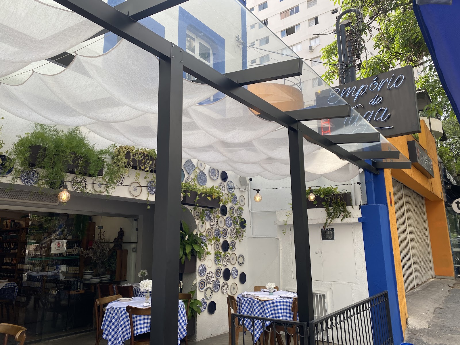 Fachada e mesas externas do Tuga Restaurante, imagem publicada no Espaces