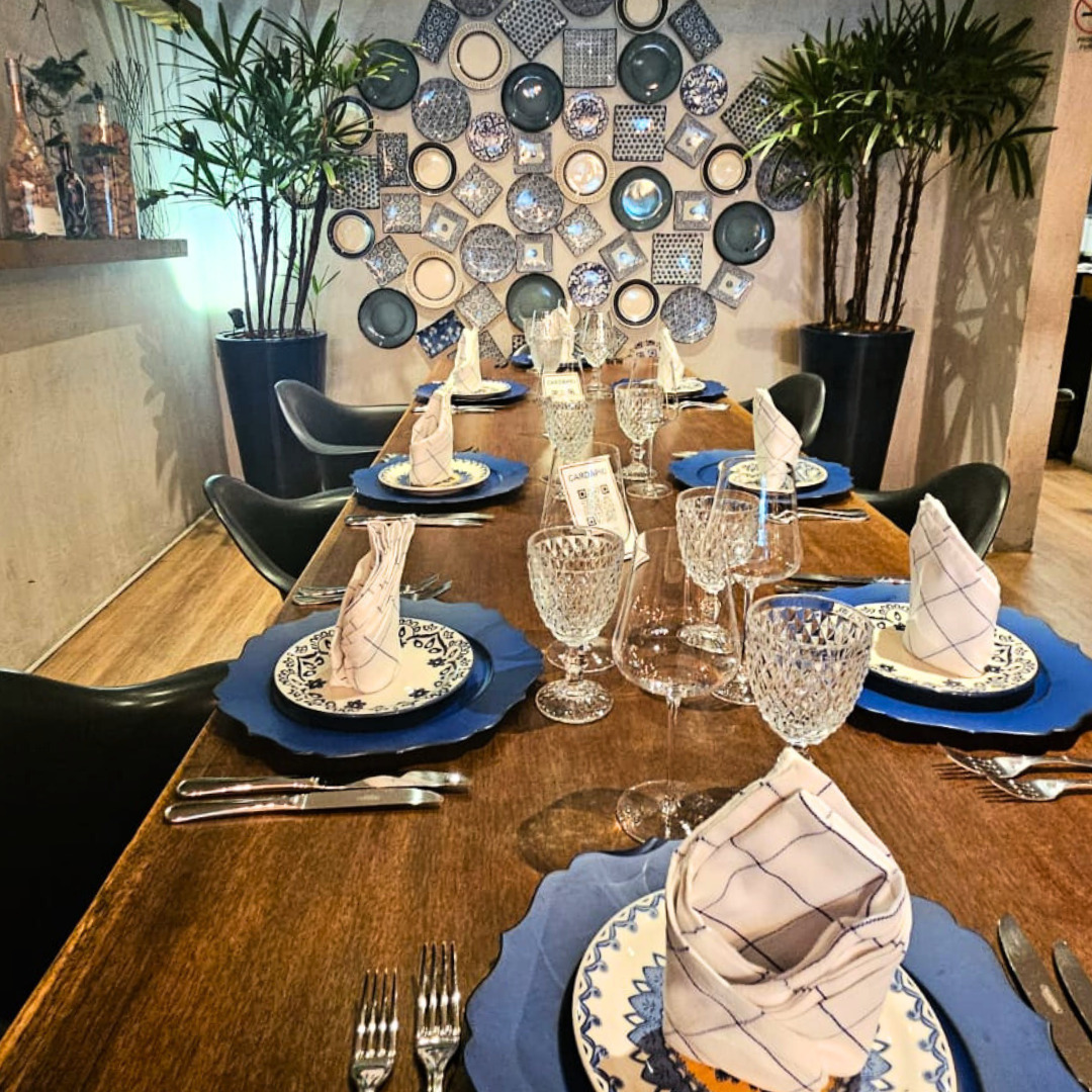 Detalhe da fachada e das mesas do Tuga Restaurante